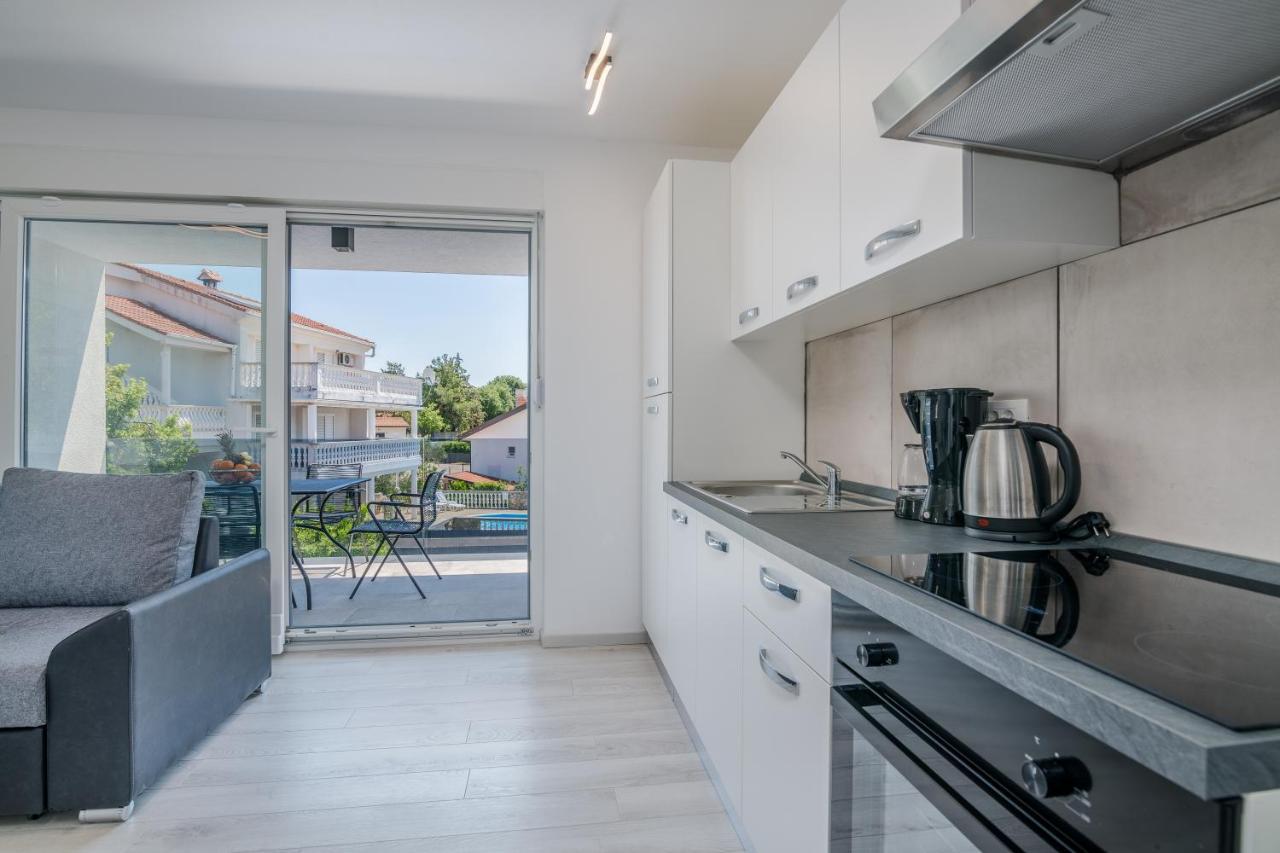 Apartments Villa "Aurea" With Pool クルク エクステリア 写真