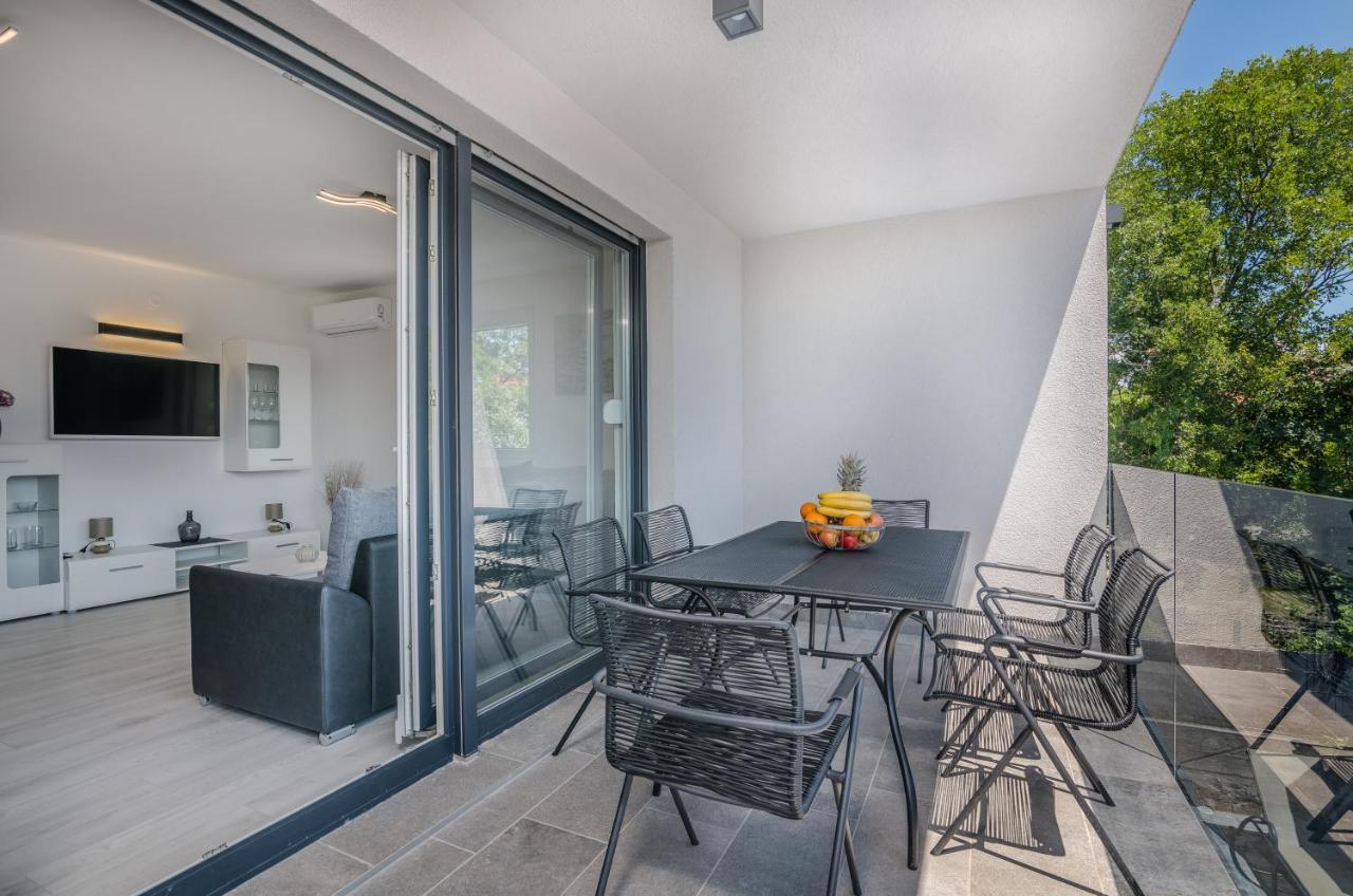 Apartments Villa "Aurea" With Pool クルク エクステリア 写真